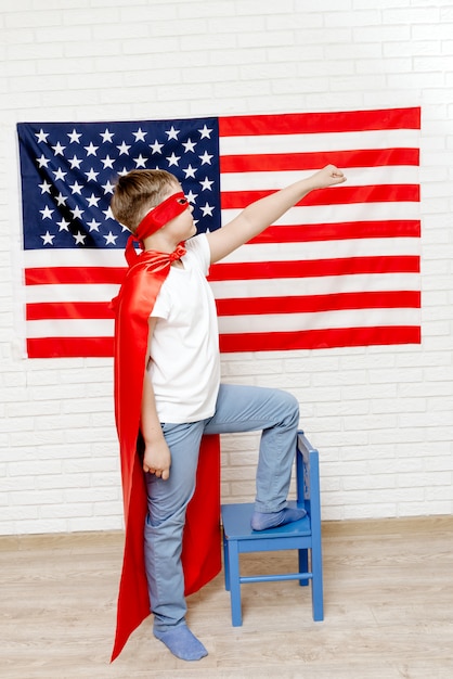 Супергерой на американском флаге