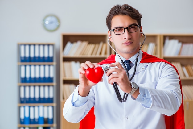 Medico supereroe che lavora nel laboratorio dell'ospedale