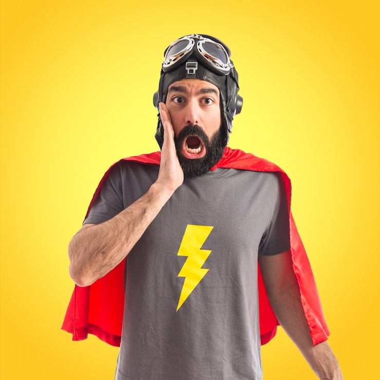 Foto superhero doet verrassingsgebaar op kleurrijke achtergrond
