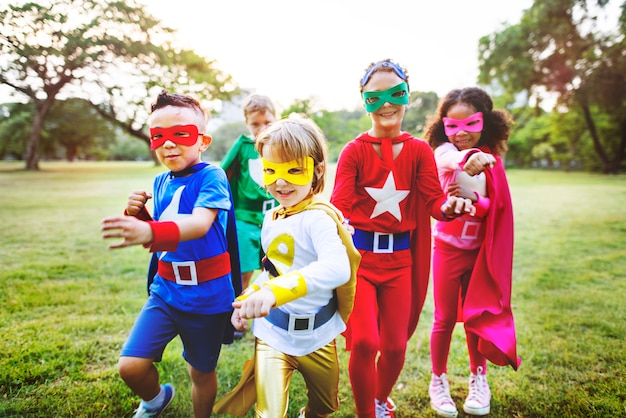 Foto concetto di divertimento allegro di immaginazione di aspirazione dei bambini del supereroe