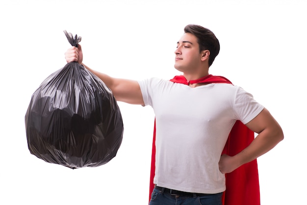 Uomo del supereroe con il sacco di immondizia isolato