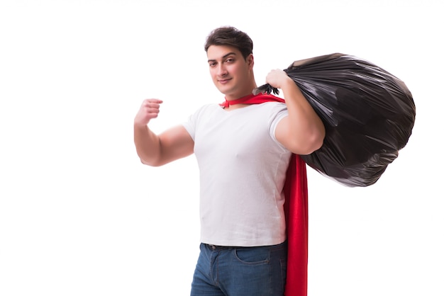 Uomo del supereroe con il sacco di immondizia isolato