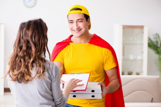 Ragazzo di consegna della pizza del supereroe con copertina rossa