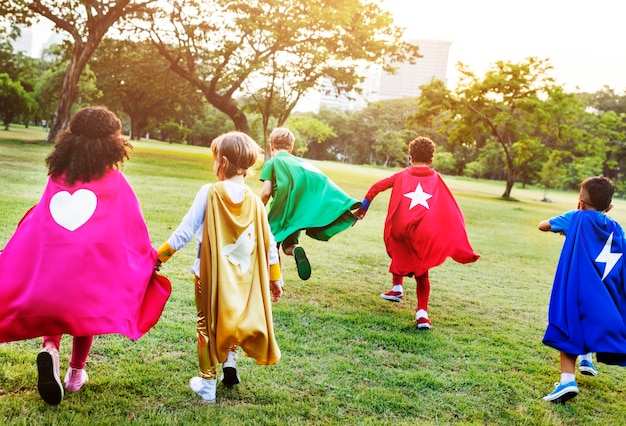 Друзья детей супергероев играя концепцию потехи единения