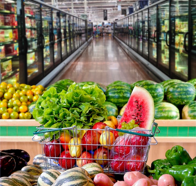 Корзина супермаркета с фруктами овощами