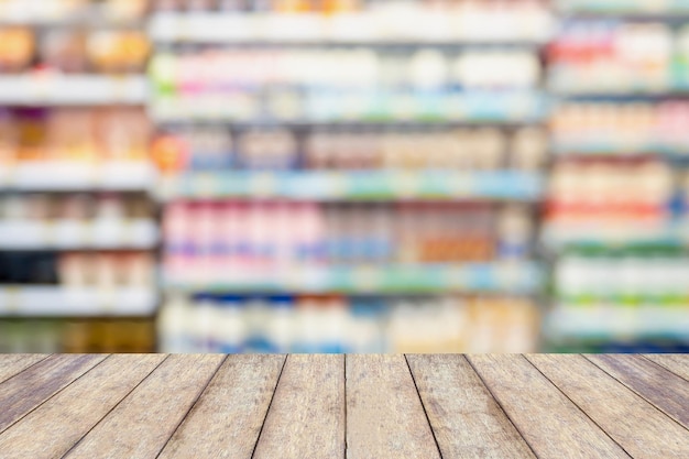 Молочные продукты супермаркета на полках с деревянным столом