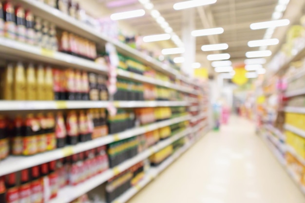 Corridoio del supermercato discount e scaffali dei prodotti interni sfocati sfocatura dello sfondo astratto