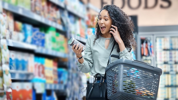 슈퍼마켓 식료품 쇼핑과 소매점에서 전화를 받는 흑인 여성의 놀라움