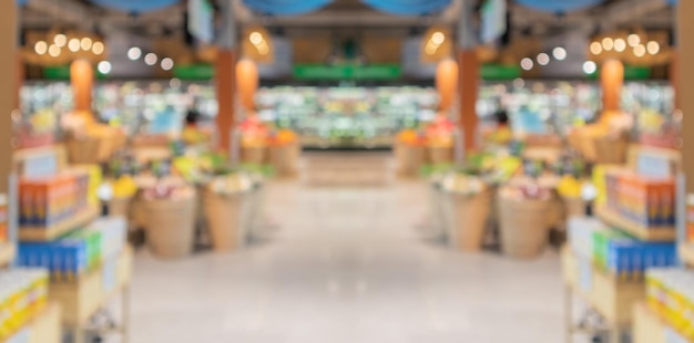 Проход и полки продуктового магазина супермаркета размыли фон