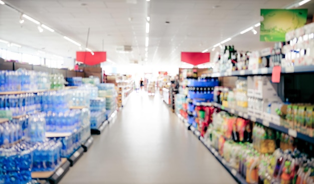 Foto scaffali dei supermercati con bottiglie di bevande diverse