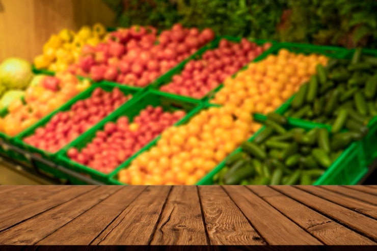 Photo supermarket table background a counter with blurred vegetables and empty wooden table grocery food