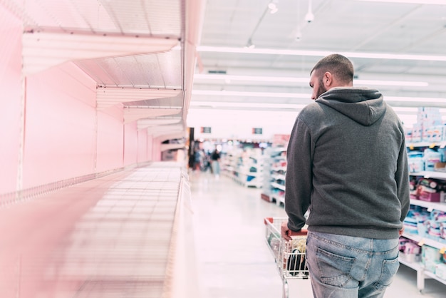 Photo supermarkets run out of toilet paper, tissue and food in australia due to coronavirus panic