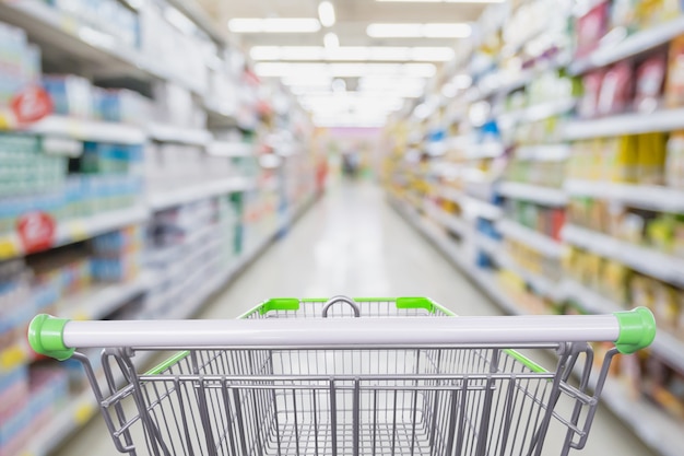 Supermarkt gangpad met lege winkelwagen bij supermarkt retail bedrijfsconcept