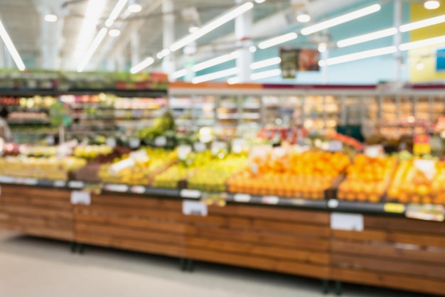 Supermarkt-kruidenierswinkelopslag met groenten en fruit op planken onscherpe achtergrond