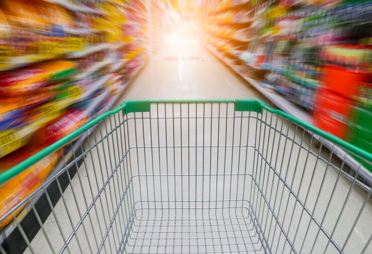 Supermarkt met groen winkelwagentje.