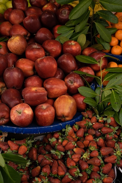 Supermarkt met verse gezonde vegetarische groenten en fruit Rode appels en aardbei