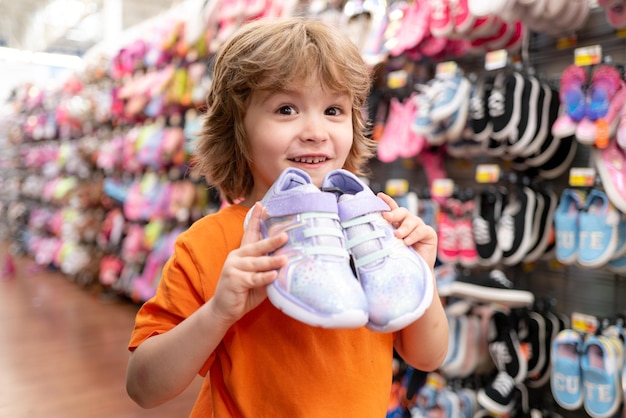 Supermarkt winkelen met kind Kid in supermarkt schoenen winkel Verkoop consumentisme en mensen concept