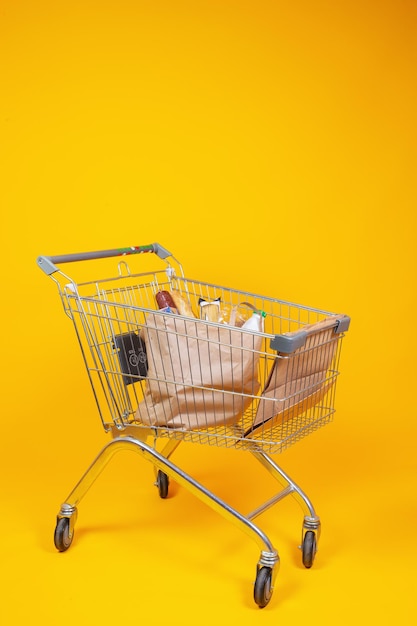 Foto supermarkt winkelwagentje met papieren boodschappentassen concept voor shoping