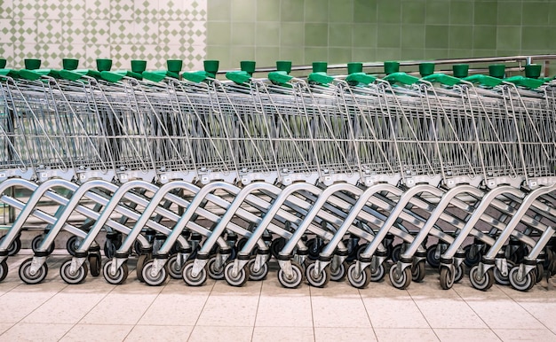 Supermarktkarren boodschappenwagentje in de winkel