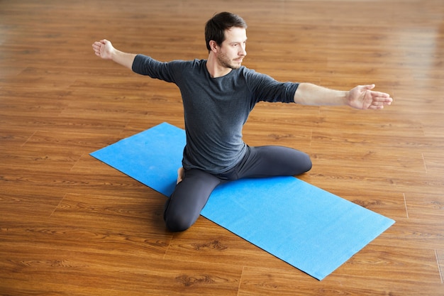 Uomo flessibile che pratica yoga