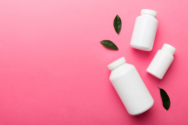 Supplement pillen met medicijnfles gezondheidszorg en medisch bovenaanzicht Vitamine tabletten Bovenaanzicht mockup fles voor pillen en vitamines met groene bladeren natuurlijke organische bio supplement kopieerruimte