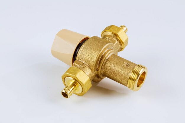 Foto fornitura di acqua idraulica vari miscelatori termostatici in ottone su sfondo bianco isolato