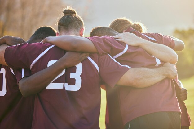 Foto sostieni il calcio e la squadra con il fitness e l'esercizio fisico con attività salutari e di benessere. raggruppa persone e amici con un campo motivazionale e allenati con competizione o allenamento.