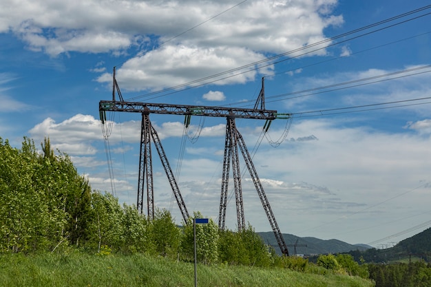 Фото Опоры для высоковольтных линий электропередачи. производство и передача электроэнергии.