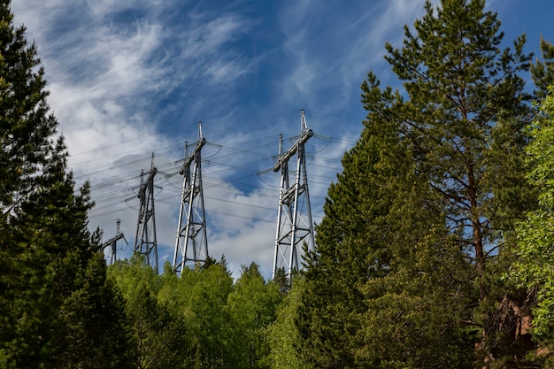 高圧送電線をサポートします。発電と送電。