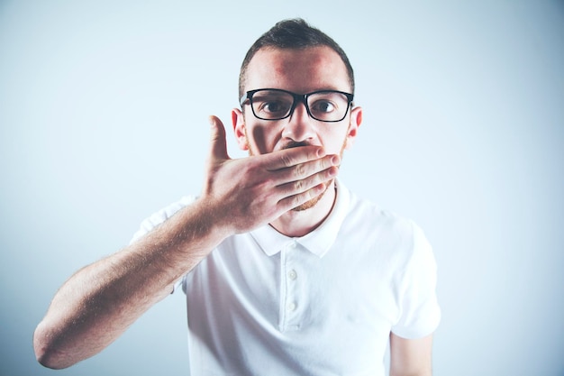 Photo suprised emotional young man