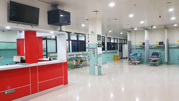 Photo surakarta indonesia jan 2023 interior of recovery room in intensive care unit at muwardi hospital empty bed with medical equipment in background