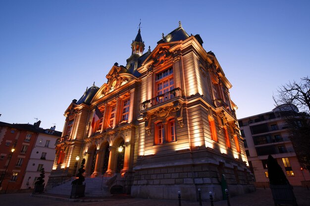 Suresnes stadhuis nachtzicht Het is een Franse gemeente van het departement HautsdeSeine in de regio IledeFrance