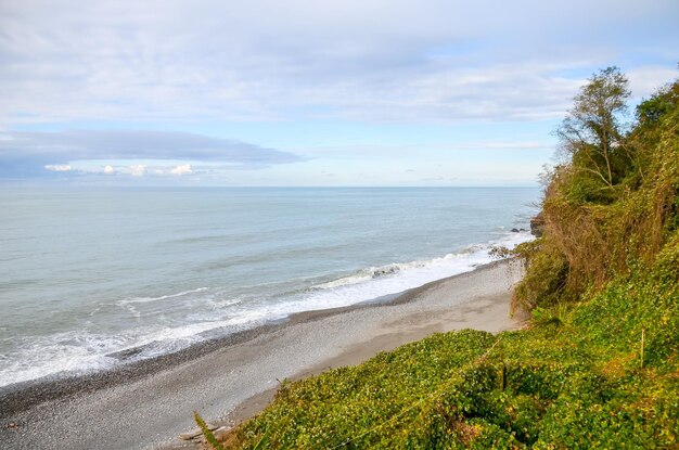 Surf aan de kust van de Zwarte Zee in Batumi, Georgia