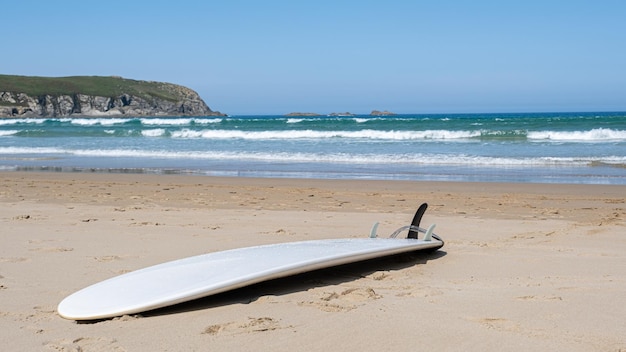 Foto tavola da surf sulla sabbia in spiaggia