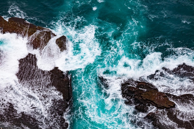 Surf met geweld op Rocks Nature Background