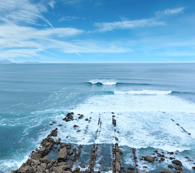 Surf oceaangolven op strand Azkorri of Gorrondatxe Spanje