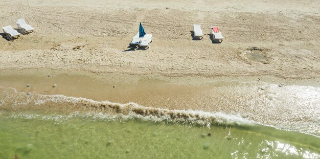 海岸のトップビュー夏の背景に波をサーフィン