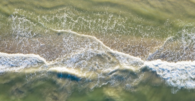 Photo surf waves on the seashore top view summer background