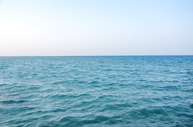 Superficie di acqua di mare blu e orizzonte del cielo sky