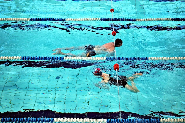 Foto superficie blu della piscina sfondo dell'acqua nella piscina