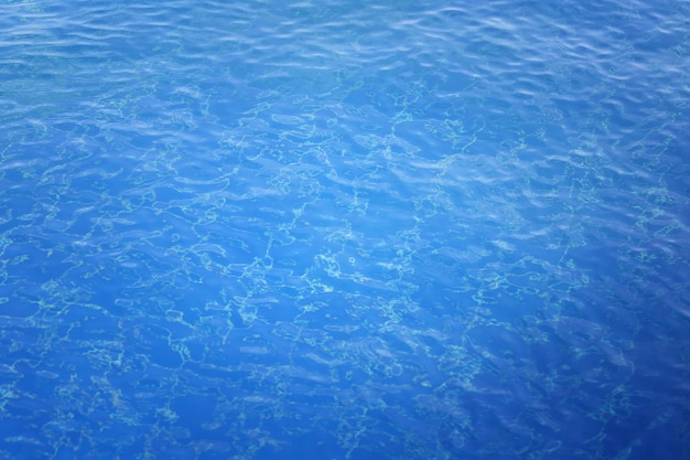 プールの青い水の表面、自然の背景の上の水。
