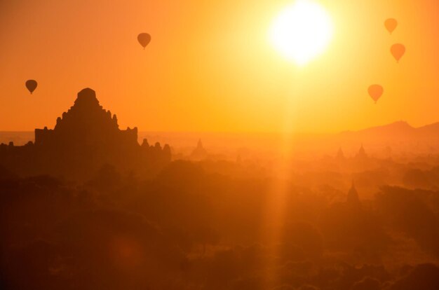 Foto superficie sfocata bellissima mongolfiera che vola sopra la vecchia pagoda a bagan