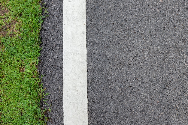 表面グランジラフアスファルト黒暗い灰色道路通りと緑の草のテクスチャ