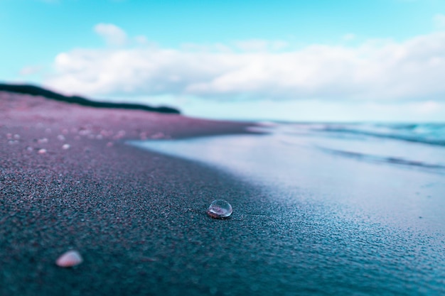 Photo surface level of beach against sky