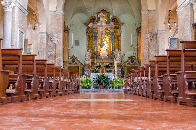 Foto livello di superficie delle panchine in fila nella chiesa