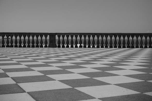 Foto livello di superficie del pavimento a scacchi contro un cielo limpido