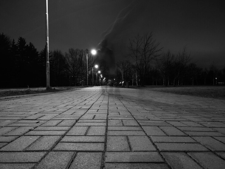 Photo surface level of cobblestone street at night