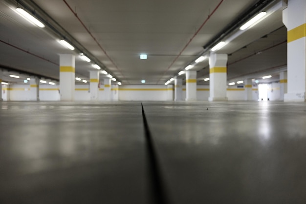 Photo surface level of empty parking garage