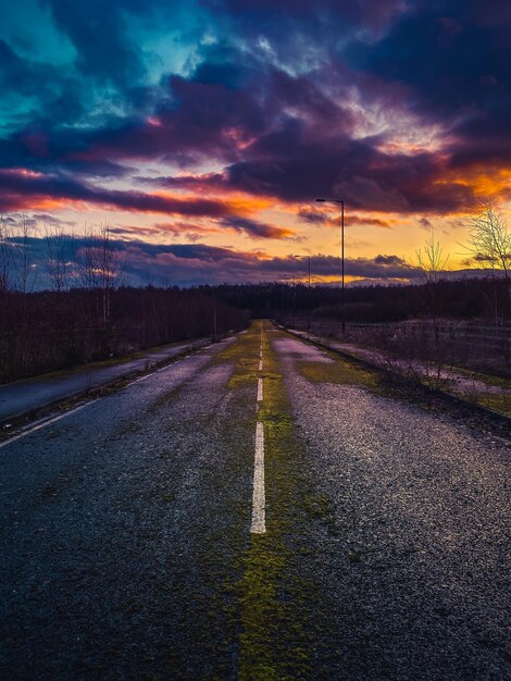 Photo surface level of empty road against sunset sky