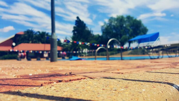 Foto livello della superficie del sentiero a bordo della piscina